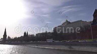 阳光明媚的一天，莫斯科河和克里姆林宫的轮廓